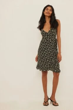 NA-KD Robe Mini Portefeuille à Bretelles Spaghetti -Lady Doux Soldes Magasin nakd spagetti strap wrap mini dress 1100 004507 0192 0732