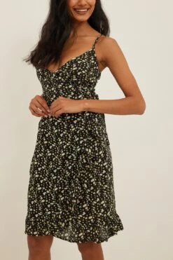 NA-KD Robe Mini Portefeuille à Bretelles Spaghetti -Lady Doux Soldes Magasin nakd spagetti strap wrap mini dress 1100 004507 0192 0772