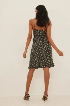 NA-KD Robe Mini Portefeuille à Bretelles Spaghetti -Lady Doux Soldes Magasin nakd spagetti strap wrap mini dress 1100 004507 0192 0812