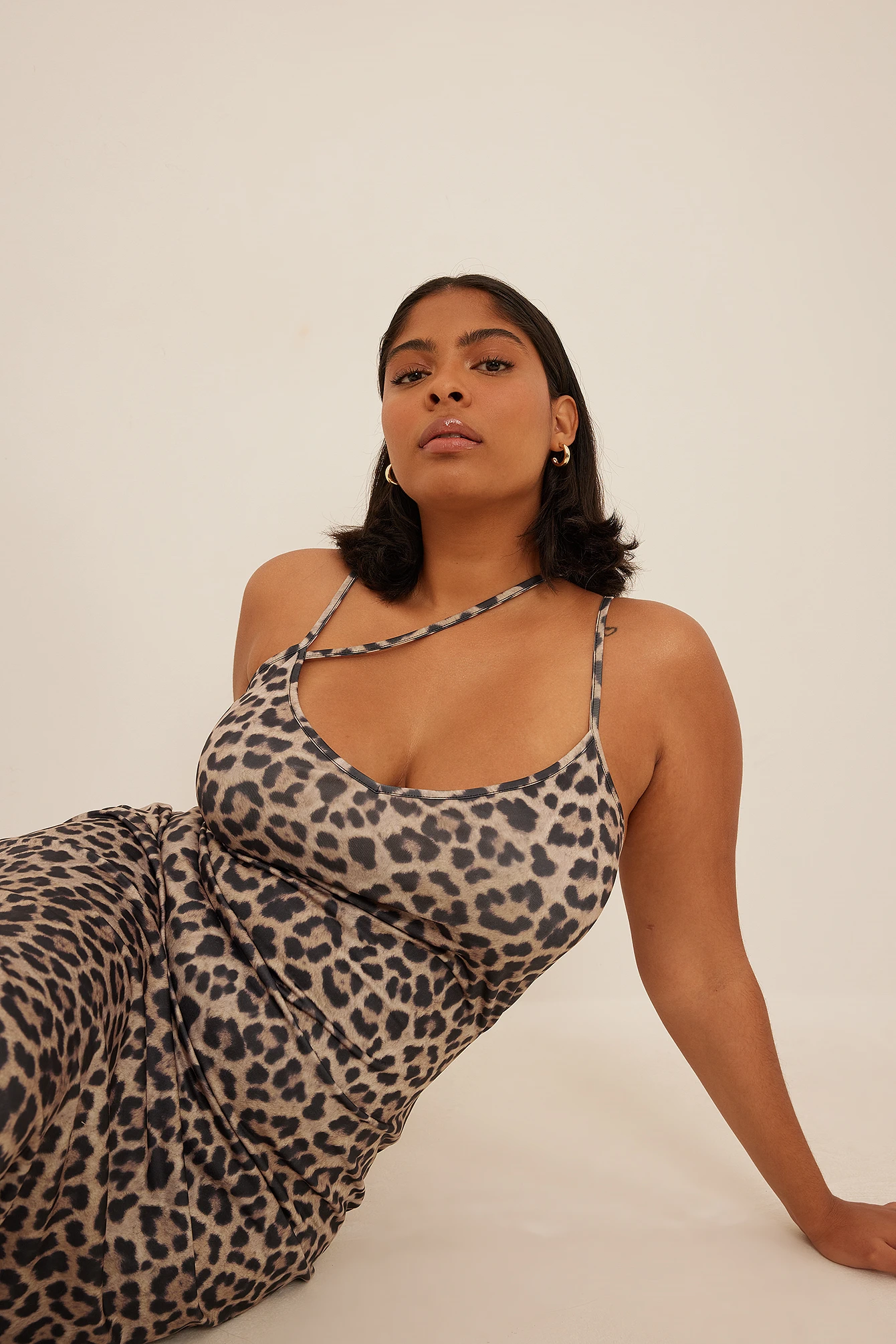 Robe Mi-longue à Bretelles Spaghetti 4 Robe Mi-longue à Bretelles Spaghetti – Image 4