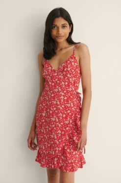 NA-KD Robe Mini Portefeuille à Bretelles Spaghetti -Lady Doux Soldes Magasin nakd spaghetti strap wrap mini dress 1100 004507 7715 01j