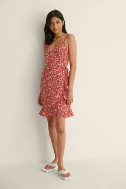 NA-KD Robe Mini Portefeuille à Bretelles Spaghetti -Lady Doux Soldes Magasin nakd spaghetti strap wrap mini dress 1100 004507 7715 03c