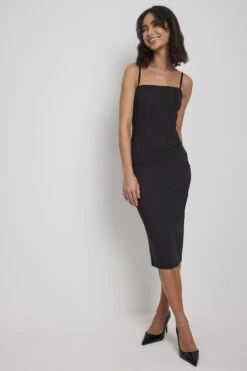 Robe Mi-longue Style Corset à Bretelles