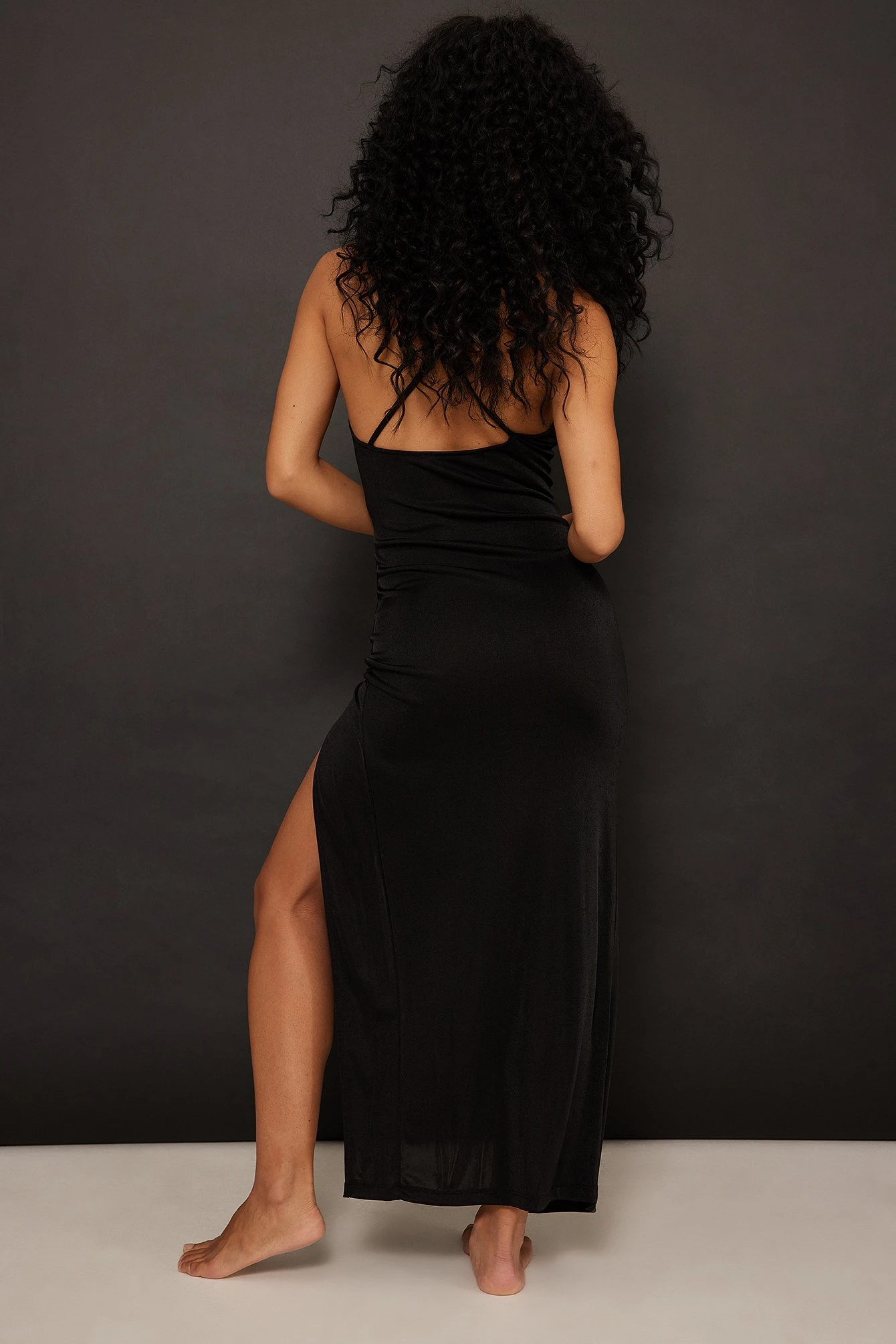 Robe à Bretelles Et Fente Haute 4 Robe à Bretelles Et Fente Haute – Image 4