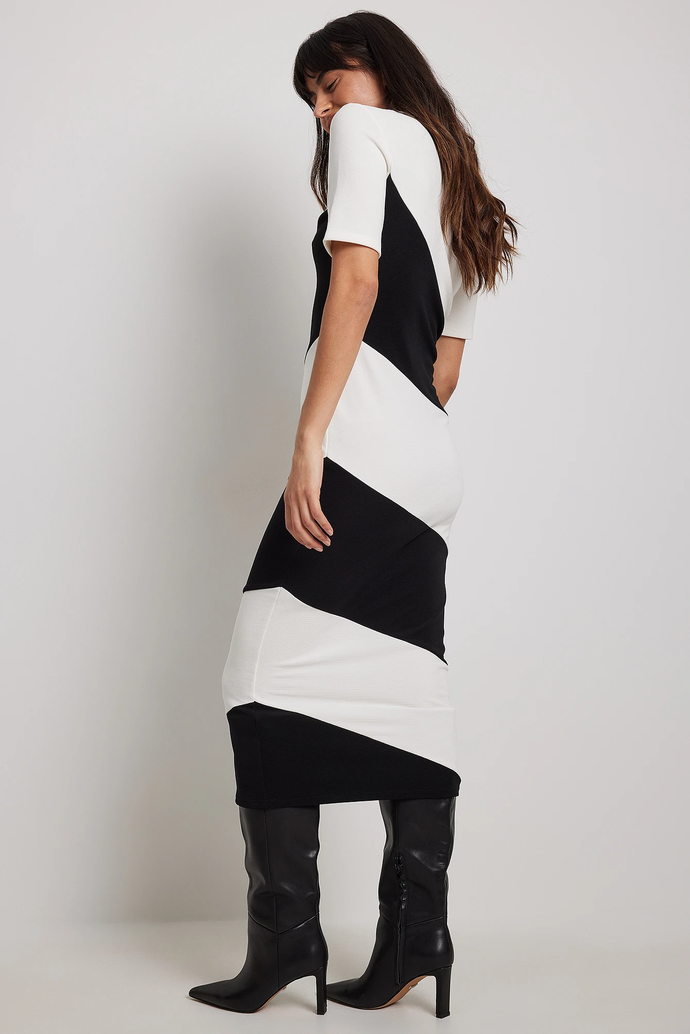 NA-KD Robe Midi Rayée 2 NA-KD Robe Midi Rayée – Image 2