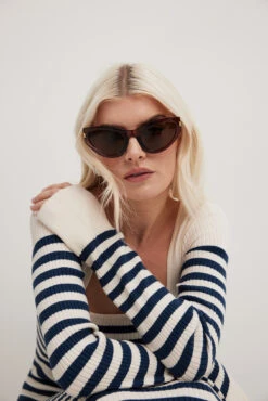 NA-KD Robe Longue En Maille à Rayures 9 NA-KD Robe Longue En Maille à Rayures -Lady Doux Soldes Magasin nakd striped knitted maxi dress 1100 007021 9857 cat eye sunglasses 1015 004849 0017 17927 1