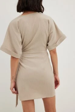NA-KD Robe Courte Portefeuille Structurée -Lady Doux Soldes Magasin nakd structured overlap mini dress 1100 007105 0119 1903
