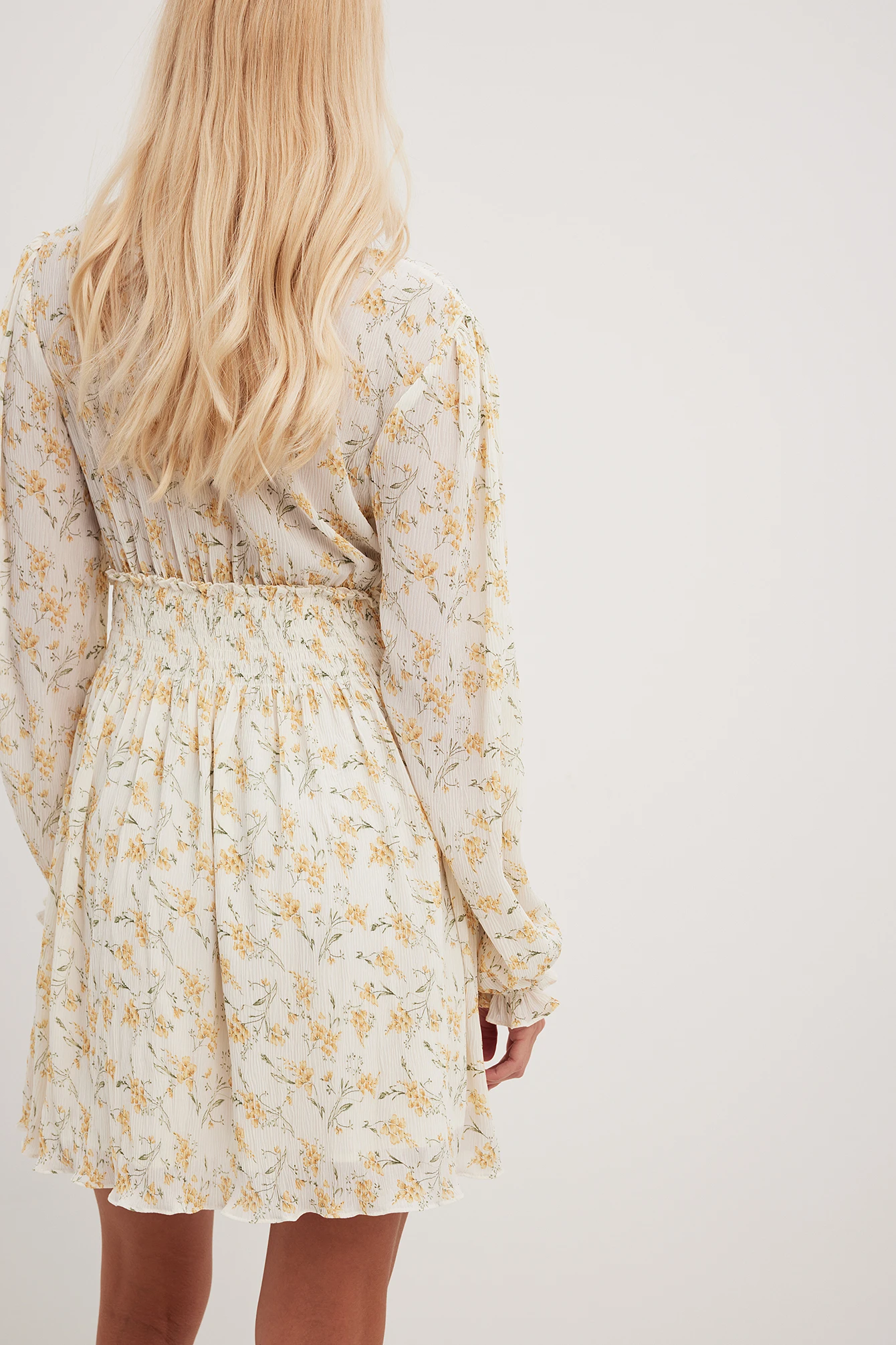 Robe Structurée à Taille Smockée 2 Robe Structurée à Taille Smockée – Image 2