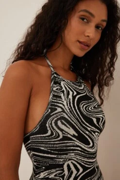 NA-KD Robe Courte Dos Nu à Imprimé Ondulé -Lady Doux Soldes Magasin nakd swirl halterneck mini dress 1100 006594 0041 3316