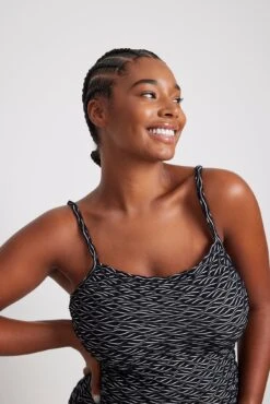 Robe Mi-longue à Bretelles Et Imprimé Ondoyant -Lady Doux Soldes Magasin nakd swirl midi strap dress 1018 010233 0041 13346