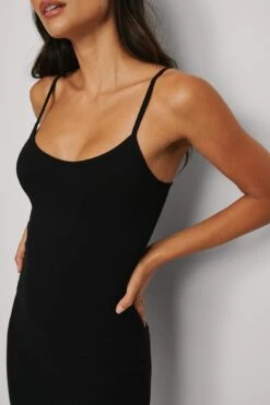Robe Mini Ajustée à Fines Bretelles 21 Robe Mini Ajustée à Fines Bretelles -Lady Doux Soldes Magasin nakd thin strap fitted mini dress 1044 000215 0002 04g 01 1