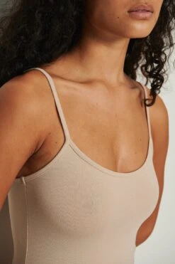 Robe Mini Ajustée à Fines Bretelles 25 Robe Mini Ajustée à Fines Bretelles -Lady Doux Soldes Magasin nakd thin strap fitted mini dress 1044 000215 0005 04g