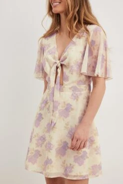 Robe Courte Nouée Sur Le Devant En Mousseline -Lady Doux Soldes Magasin nakd tie front chiffon mini dress 1014 001579 0689 36839