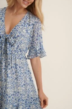 NA-KD Robe Mini Transparente Nouée Sur Le Devant 22 NA-KD Robe Mini Transparente Nouée Sur Le Devant -Lady Doux Soldes Magasin nakd tie front sheer mini dress 1100 004591 0695 05g