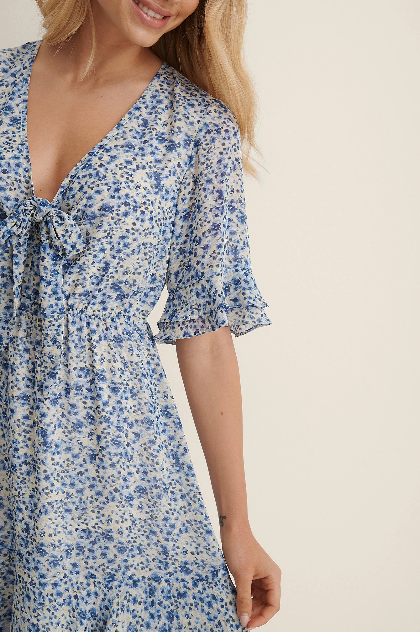 NA-KD Robe Mini Transparente Nouée Sur Le Devant 5 NA-KD Robe Mini Transparente Nouée Sur Le Devant – Image 5