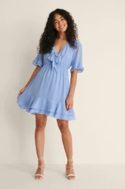 NA-KD Robe Mini Transparente Nouée Sur Le Devant 25 NA-KD Robe Mini Transparente Nouée Sur Le Devant -Lady Doux Soldes Magasin nakd tie front sheer mini dress 1100 004591 0617 02c