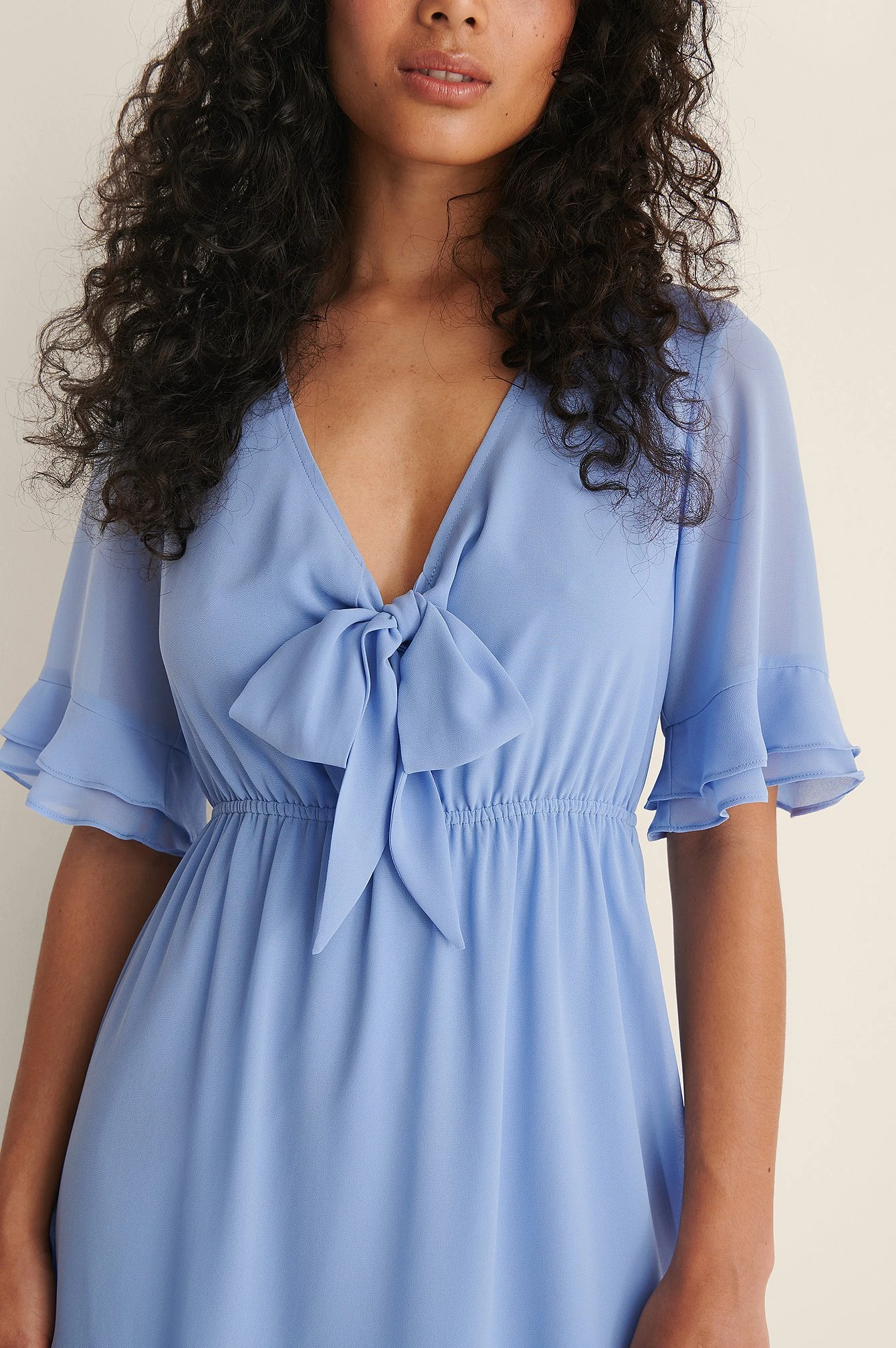 NA-KD Robe Mini Transparente Nouée Sur Le Devant 10 NA-KD Robe Mini Transparente Nouée Sur Le Devant – Image 10