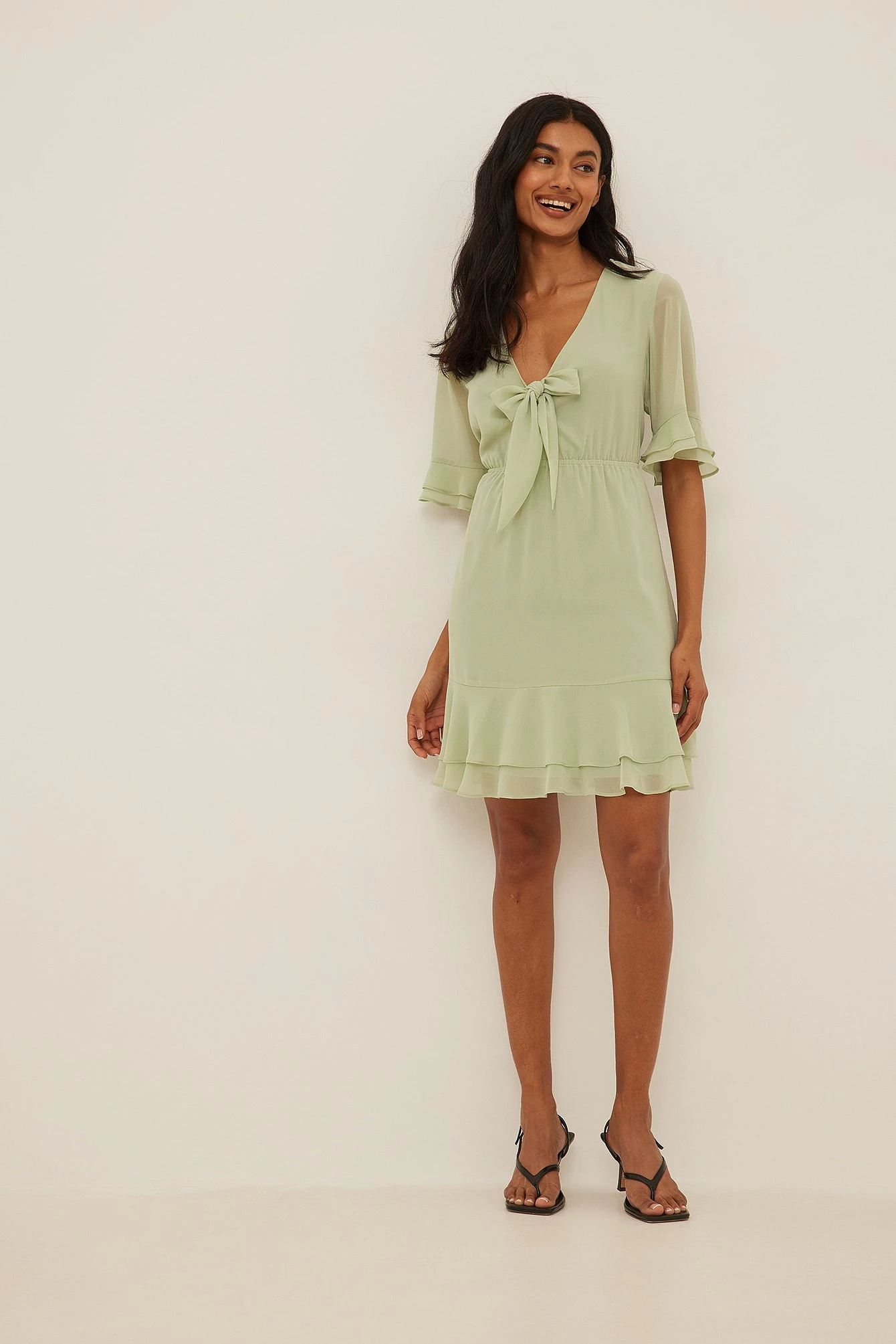 NA-KD Robe Mini Transparente Nouée Sur Le Devant 12 NA-KD Robe Mini Transparente Nouée Sur Le Devant – Image 12