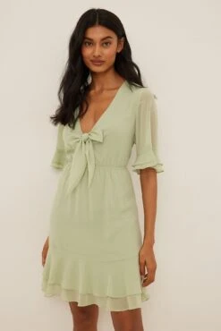 NA-KD Robe Mini Transparente Nouée Sur Le Devant 31 NA-KD Robe Mini Transparente Nouée Sur Le Devant -Lady Doux Soldes Magasin nakd tie front sheer mini dress 1100 004591 9020 2102