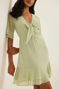 NA-KD Robe Mini Transparente Nouée Sur Le Devant 28 NA-KD Robe Mini Transparente Nouée Sur Le Devant -Lady Doux Soldes Magasin nakd tie front sheer mini dress 1100 004591 9020 2120