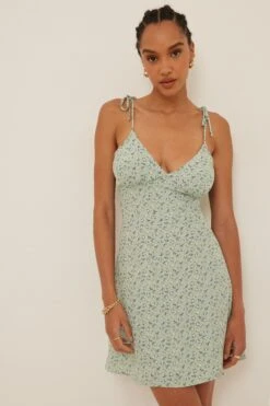 NA-KD Robe Mini Nouée Sur L’épaule 15 NA-KD Robe Mini Nouée Sur L’épaule -Lady Doux Soldes Magasin nakd tie shoulder mini dress 1100 006141 9158 02 1