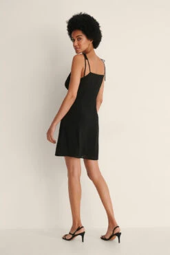 NA-KD Robe Mini Transparente Nouée Sur L’épaule -Lady Doux Soldes Magasin nakd tie shoulder sheer mini dress 1100 004592 0002 02d