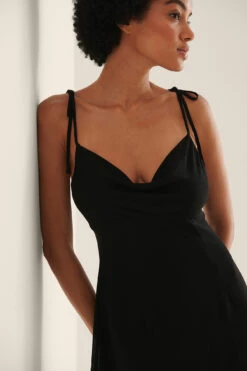 NA-KD Robe Mini Transparente Nouée Sur L’épaule -Lady Doux Soldes Magasin nakd tie shoulder sheer mini dress 1100 004592 0002 04g