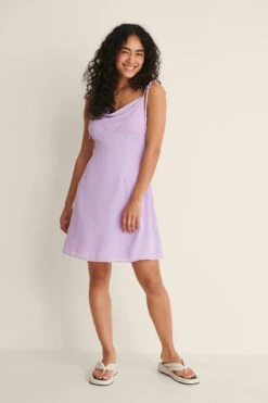 NA-KD Robe Mini Transparente Nouée Sur L’épaule -Lady Doux Soldes Magasin nakd tie shoulder sheer mini dress 1100 004592 0368 01c