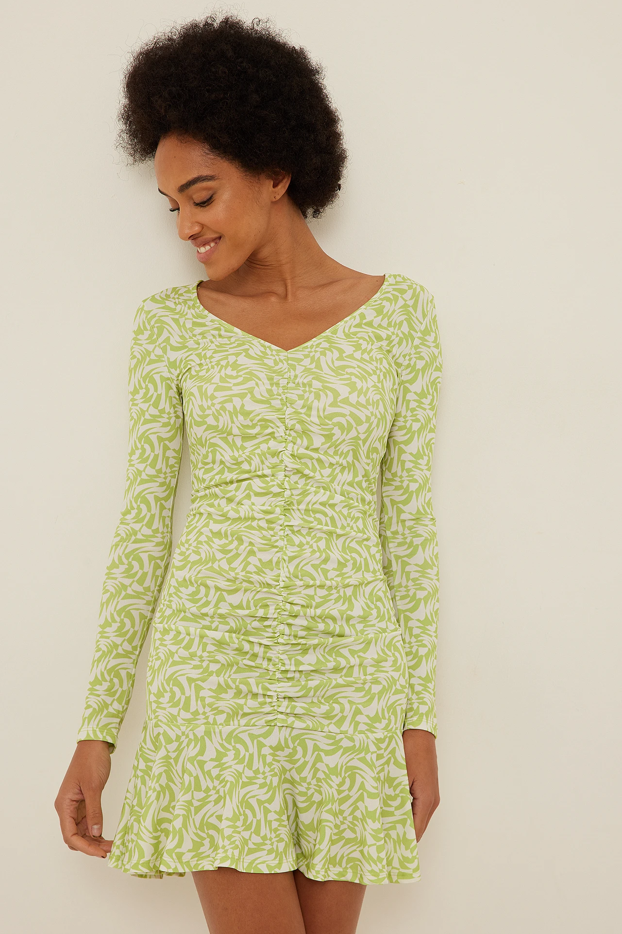 NA-KD Robe Mini Col En V 4 NA-KD Robe Mini Col En V â Image 4