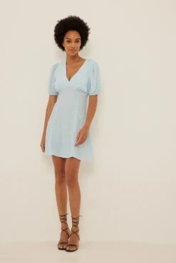 Robe Mini à Col En V -Lady Doux Soldes Magasin nakd v neck mini dress 1100 004966 4329 01c