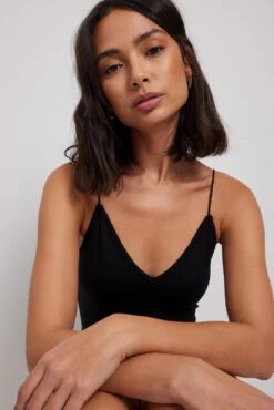 NA-KD Robe Mi-longue à Bretelles Spaghetti Col En V 6 NA-KD Robe Mi-longue à Bretelles Spaghetti Col En V -Lady Doux Soldes Magasin nakd v neck spaghetti strap mini dress 1100 006835 0002 33586