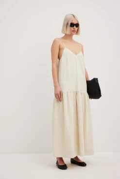 Robe Mi-longue Structurée à Col En V -Lady Doux Soldes Magasin nakd v neck structured midi dress 1014 001566 0021 0085 01c