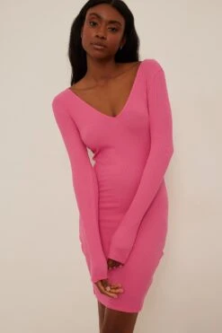 Robe Mini à Col En V -Lady Doux Soldes Magasin nakd v neck rib long sleeved mini dress 1100 005925 0015 02 1