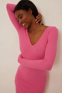 Robe Mini à Col En V -Lady Doux Soldes Magasin nakd v neck rib long sleeved mini dress 1100 005925 0015 03 1