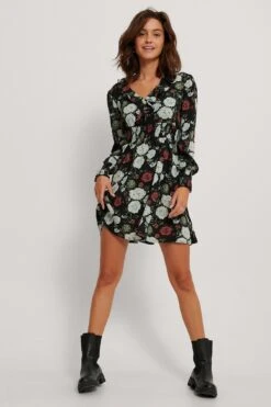 Robe Mini à Volants -Lady Doux Soldes Magasin nakd v neck ruffle smocked waist mini dress 1014 001086 1569 03c