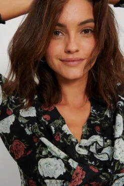 Robe Mini à Volants -Lady Doux Soldes Magasin nakd v neck ruffle smocked waist mini dress 1014 001086 1569 04g