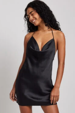 Robe Courte En Satin à Décolleté En Cascade 16 Robe Courte En Satin à Décolleté En Cascade -Lady Doux Soldes Magasin nakd waterfall detail mini satin dress 1727 000085 0002 2881