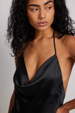 Robe Courte En Satin à Décolleté En Cascade 17 Robe Courte En Satin à Décolleté En Cascade -Lady Doux Soldes Magasin nakd waterfall detail mini satin dress 1727 000085 0002 2918