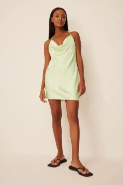 Robe Courte En Satin à Décolleté En Cascade 27 Robe Courte En Satin à Décolleté En Cascade -Lady Doux Soldes Magasin nakd waterfall detail mini satin dress 1727 000085 0324 13400