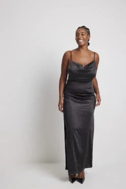 Robe Longue Drapée Avec Décolleté En Cascade