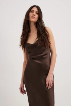 Robe Longue à Décolleté Cascade Et Lanières Au Dos -Lady Doux Soldes Magasin nakd waterfall strap back maxi dress 1014 001534 0017 17128