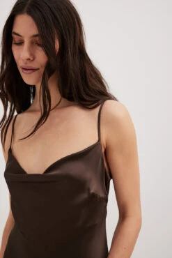 Robe Longue à Décolleté Cascade Et Lanières Au Dos -Lady Doux Soldes Magasin nakd waterfall strap back maxi dress 1014 001534 0017 17181