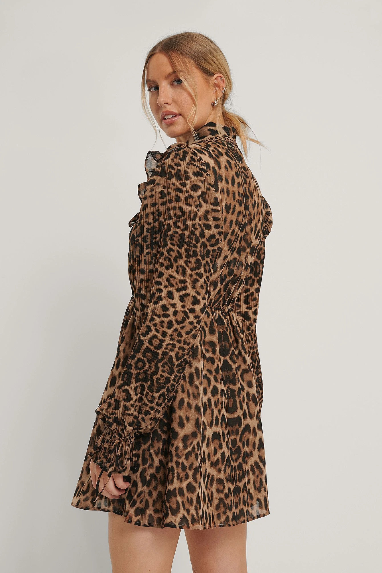 NA-KD Robe En Mousseline À Détails Western 2 NA-KD Robe En Mousseline À Détails Western – Image 2