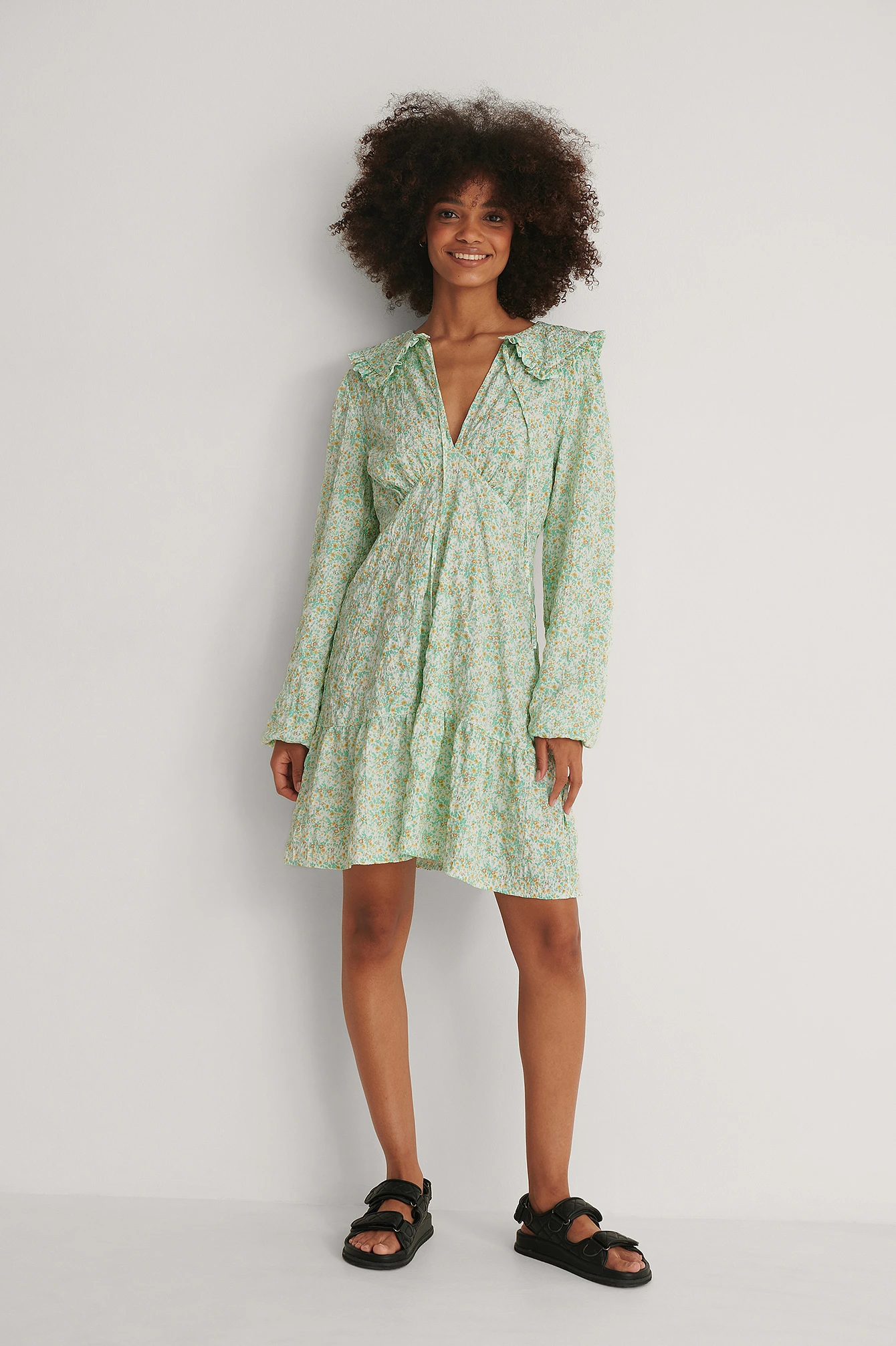 Robe Mini à Col Large 3 Robe Mini à Col Large – Image 3