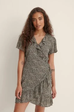 NA-KD Robe Courte Avec Design Enveloppant Et Volants