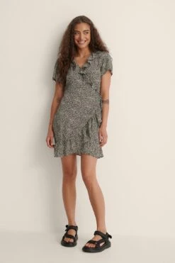 NA-KD Robe Courte Avec Design Enveloppant Et Volants -Lady Doux Soldes Magasin nakd wrap mini dress 1100 004485 1045 03c