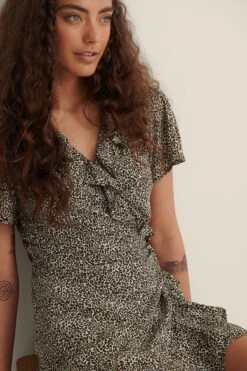 NA-KD Robe Courte Avec Design Enveloppant Et Volants -Lady Doux Soldes Magasin nakd wrap mini dress 1100 004485 1045 04g