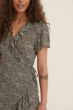 NA-KD Robe Courte Avec Design Enveloppant Et Volants -Lady Doux Soldes Magasin nakd wrap mini dress 1100 004485 1045 05g