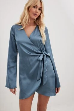 NA-KD Robe Cache-coeur En Satin -Lady Doux Soldes Magasin nakd wrap satin detail dress 1100 006848 0003 0008