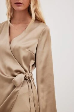 NA-KD Robe Cache-coeur En Satin -Lady Doux Soldes Magasin nakd wrap satin dress 1100 006848 0668 30966